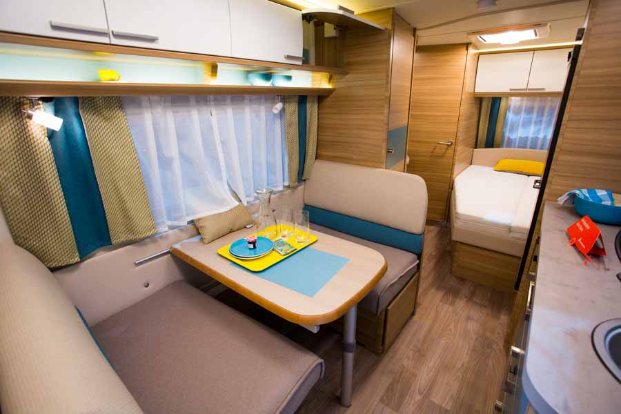 Mindre siddegruppe i ny campingvogn
