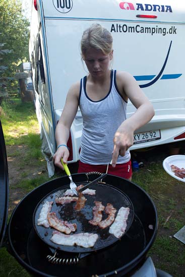 Her steger vi bacon på støbejernspladen