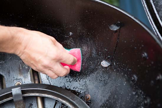 Kombinationen af ufortyndet Maxi 3 og en grydesvamp er effektiv. Vi får let fjernet de fleste madrester fra selve grillen