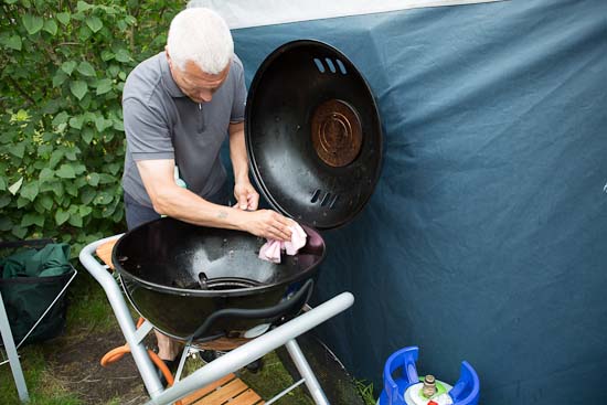 Hele grillen tørres af med en opvredet klud