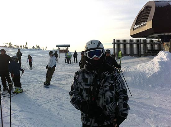 Nordpå skal man pakkes godt ind. Bemærk den tynde hue under skihjelmen, når vejret er koldt kan den dække næse og kinder
