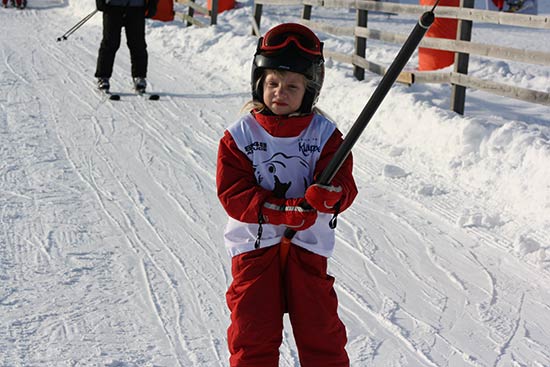 Og det her skulle være sjovt far! I Sverige kan det godt være meget koldt selv om der er sol, den varmer ikke meget i februar. Her var det ca. -18, og vi måtte ud og købe ekstra undertøj for at Sarah kunne holde varmen.