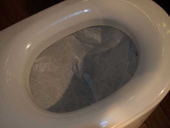 Her ses toiletkummen med isat filter. Filteret minder mest om et meget stort kaffefilter