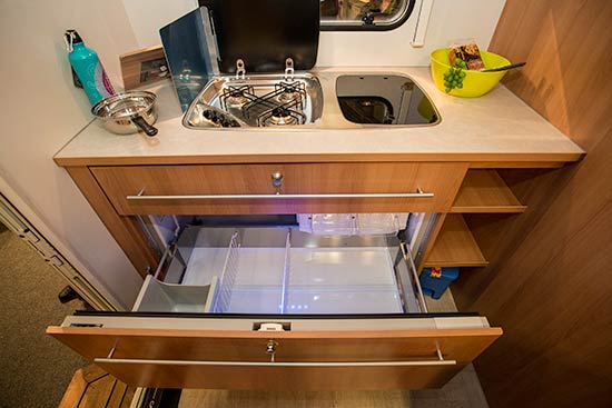 Caravelairs nye skuffekøleskab skaber meget mere køkkenbordsplads og luft i campingvognen