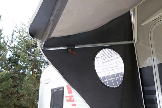 Stangen ind mod campingvognens side holdes fast i en strop, så den ikke kan skride