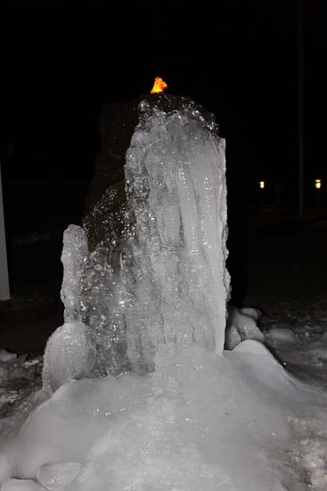 Påsken faldt tidligt i år og vinteren havde ikke helt sluppet sit tag, så om aftenen blev du mødt af denne flotte vand/is fontæne med lys på toppen.