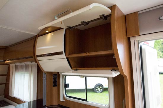 Praktiske overskabe i køkkenet