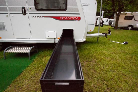 Skiboksen kan hives helt ud uden at den behøver at understøttes nedenunder