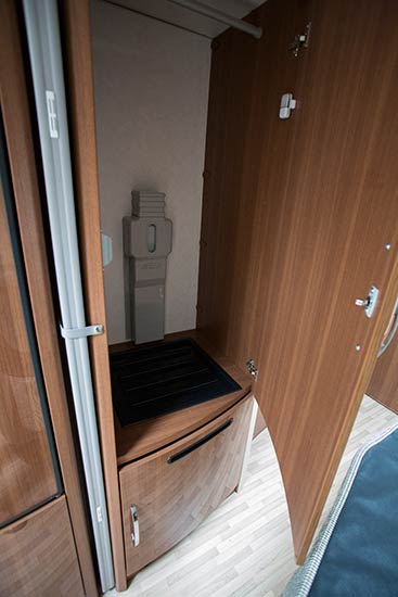 Tørreskab til det fugtige tøj og sko – når det ikke bruges til dette er det et praktisk hængeskab