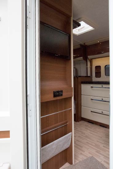 Praktisk kombineret opbevaring og TV løsning lige inden for døren