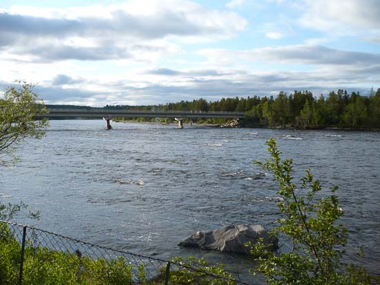 Fascinerende med den brusende elv lige bag vores campingvogn
