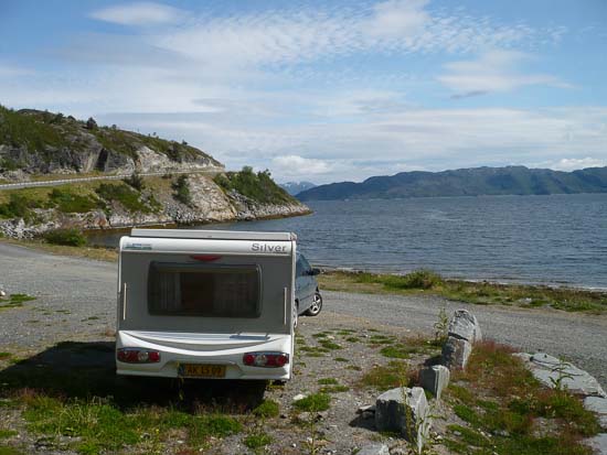 Flere steder kan man endda komme helt ned til vandet med campingvognen