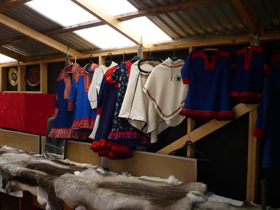 Også samisk tøj kunne man købe