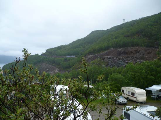 Vi gik i seng til lyden af malmtoget der kørte på den anden side af vejen