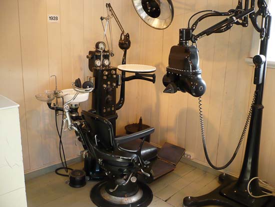 Jeg ville nødig lægge mund til det her bor. Udstilling af forskelligt tandlægeudstyr.