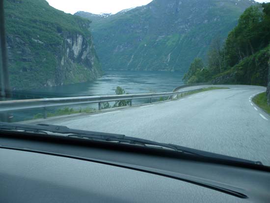 Et af mange serpentinersving på vejen ned.