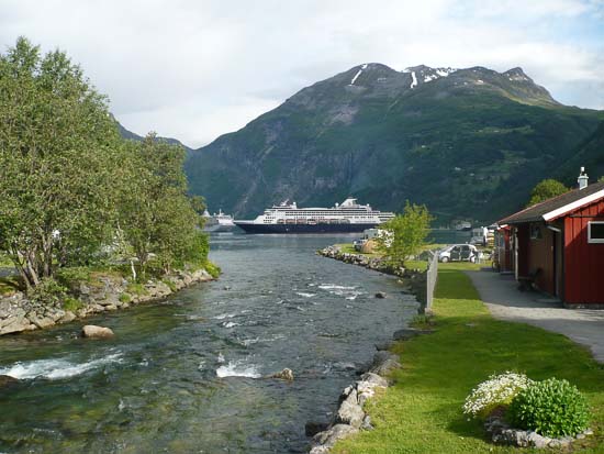 Krydstogtskibe i fjorden
