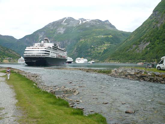 Myldretid i fjorden 3 krydstogtskibe, hurtigruten og den lokale færge