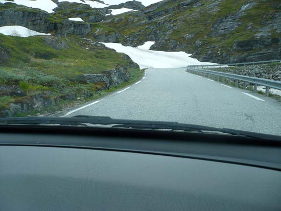 Der er stadig sne helt ud til vejen