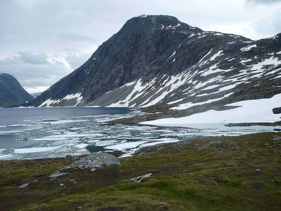 Den delvist tilfrossede sø næsten oppe ved Dalsnippan