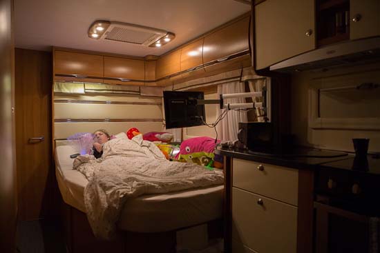 Sissel troner og hygger sig storartet i den store dobbeltseng