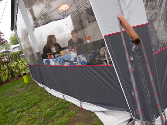 Man kan godt hygge sig selvom det øs-regner. Vi har en Isabella Transit på vognen, og med sider og front holder den al regnvand ude.