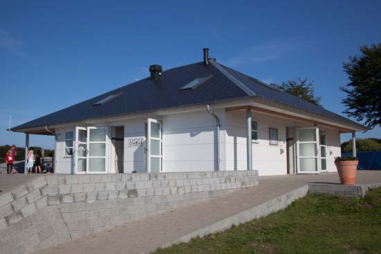 Servicebygninger er i topklasse og ligger spredt ud over hele pladsen