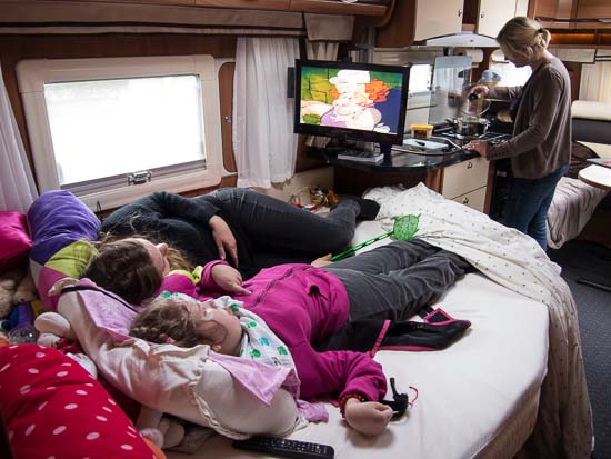 Pigerne flader totalt og ser DVD film