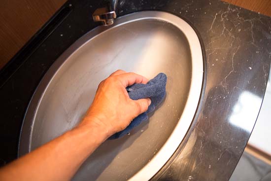 Og til sidst poleres med en mikrofiberklud
