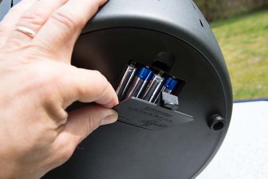 Batterierne sidder i bunden af grillen