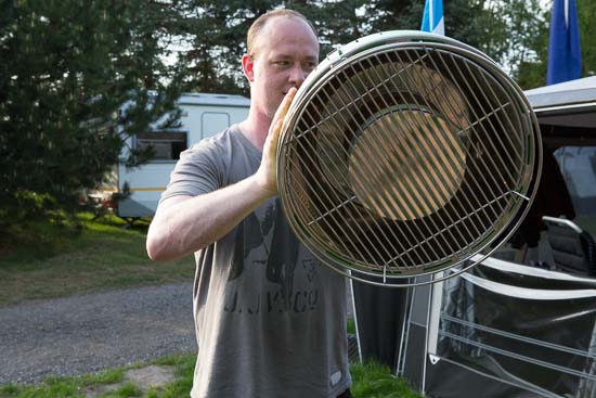 Vi pr&oslash;vede at vende bunden i vejret p&aring; grillen med kullene t&aelig;ndt. Det skete der intet ved, og kullene blev i grillen