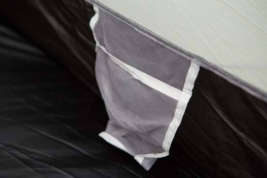 Fin detalje i sovekabinen – en lille lomme til f.eks. pung o.l.