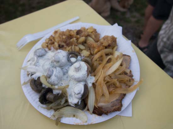 Nakkesteg med champignons brasekartofler og en hulens masse løg.