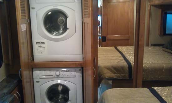 Det er ikke til at vide hvad der gemmer sig i skabene i soveværelset, her en vaskesøjle.