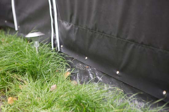 Græskanten fastgøres til soklen, så teltet er så tæt som muligt