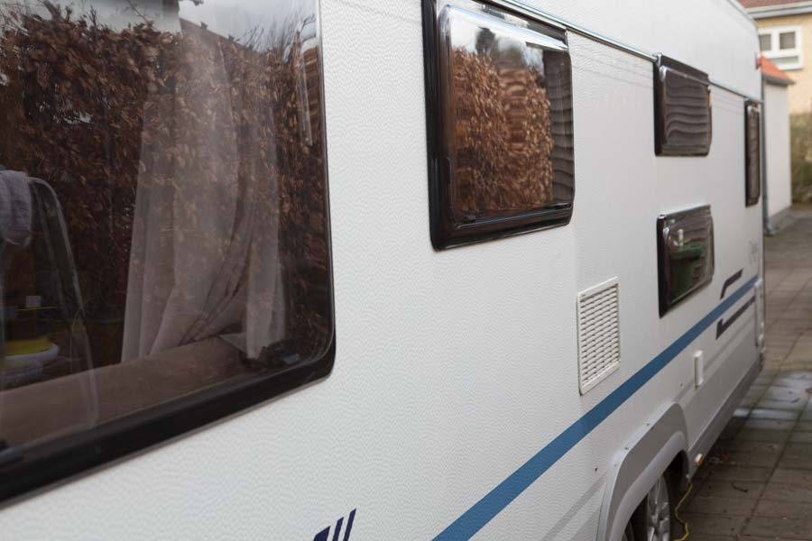 Resultatet taler for sig selv. Den forreste del af campingvognen er poleret med lakforsegler. Det er den bagerste del ikke