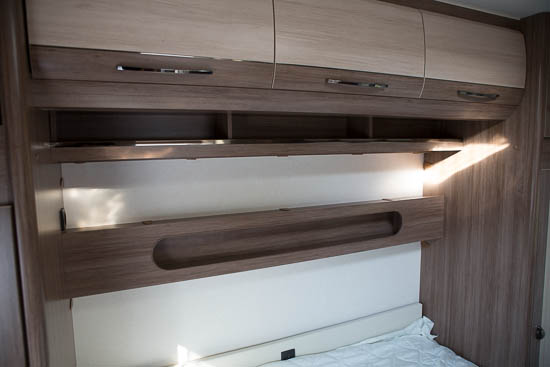 Masser af dybe overskabe hele vejen hen over sengen