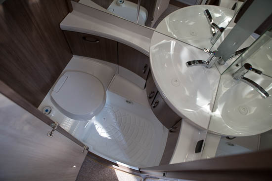 Toiletrum med masser af skabsplads