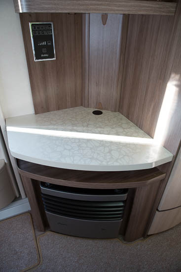 Hylden til TV kan bruges som aflægningsplade i forbindelse med køkkenet