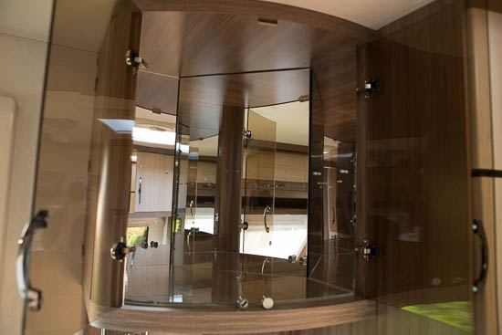 Vitrineskabet over TV-hylden