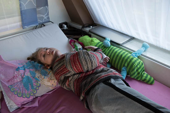 Sissel nyder at have god plads i sin seng, og så kan hun kigge ud af vinduerne på alle sider af opredningen