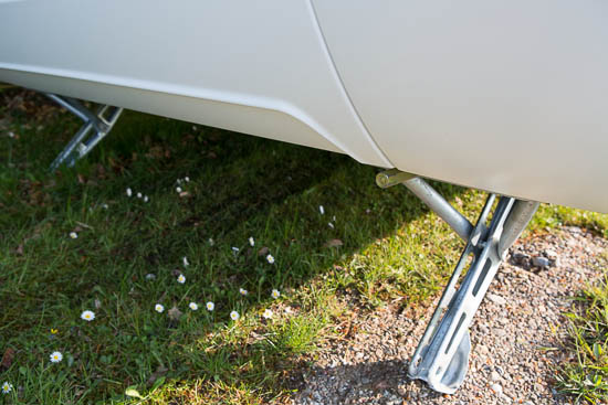 På de bagerste støtteben er spindlen ført helt ud til bagenden