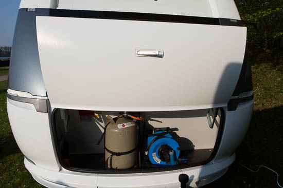 Låget på gaskassen lukkes let op, Det holder sig selv oppe, og kan åbnes med brug af en hånd alene