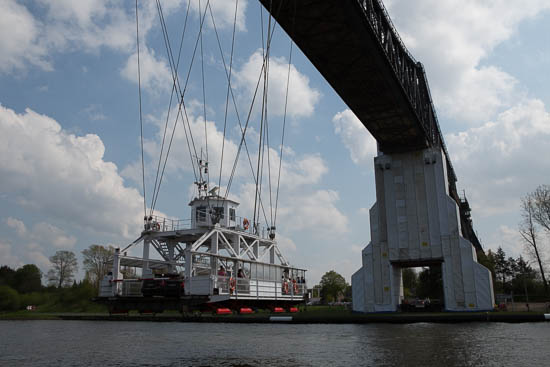Svævefærgen under jernbanebroen er et pudsigt syn