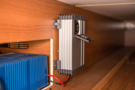 Vi fik vores inverter monteret under et s&aelig;de n&aelig;r batteriet. Det gav kort ledningsf&oslash;ring og vi kunne let komme til 230V udtaget p&aring; inverteren