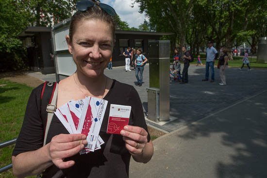 Ann Karina med kombi-billetter og et kort over fæstningen (og det får man brug for)