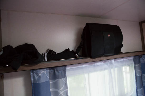 Hylderne i soveværelset er store nok til en computertaske (den skal dog fjernes under kørsel)