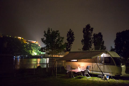 Selv om natten er Rhinen og fæstningen et fantastisk skue