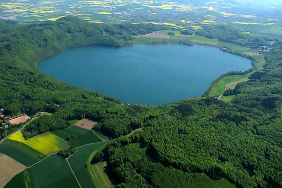 Laacher See. Under søen er super-vulkanen – og den er ikke udslukt