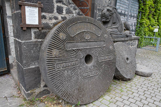 Både møllehjulet og løven er lavet af Basalt